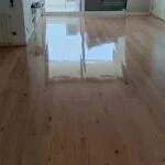 Instalación de tarima flotante cruda XXL con acabado invisible en Barcelona