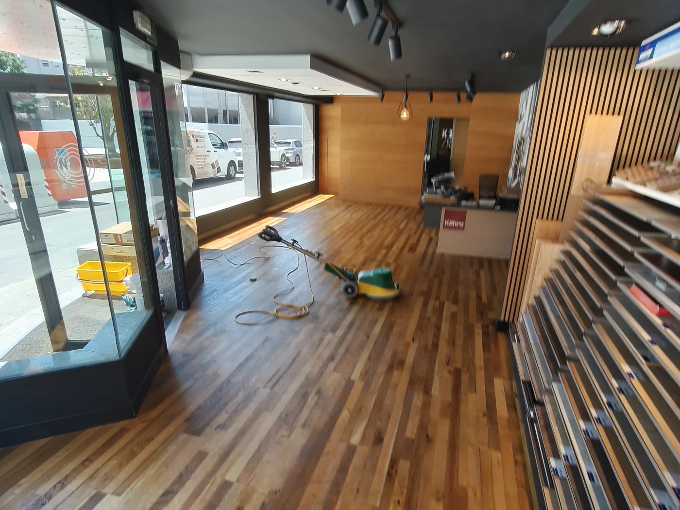 Instalación de parquet en un local comercial