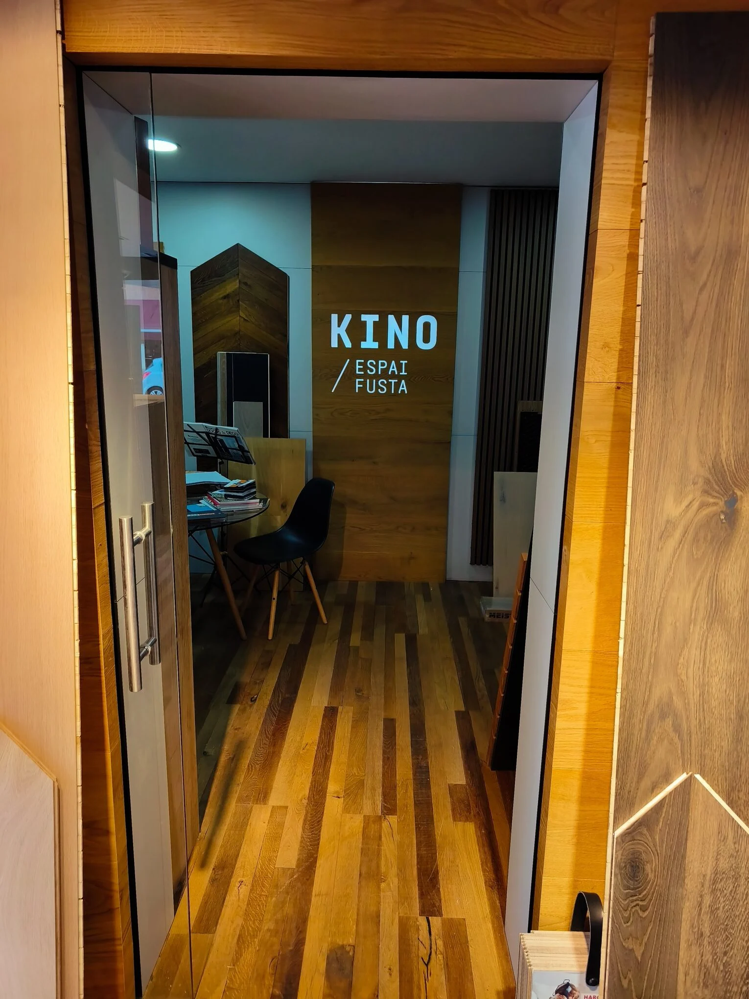 Entrada al showroom de Kino en Vic