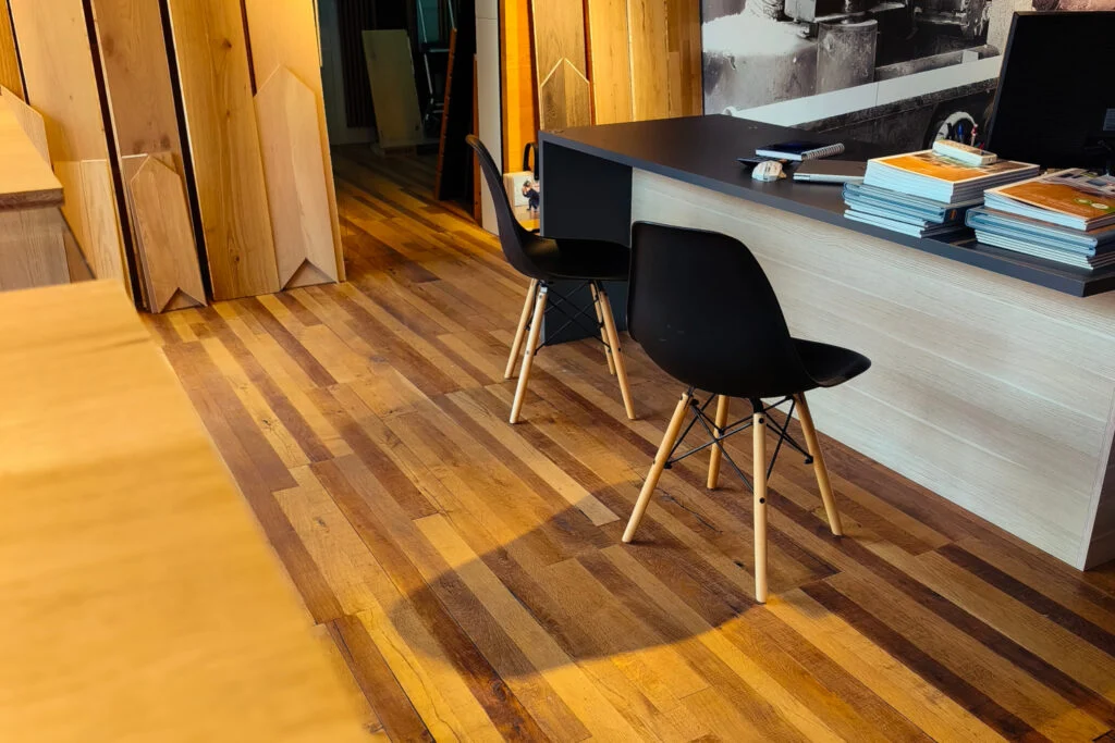 Mesa de atención del showroom de Parquets Kino en Vic