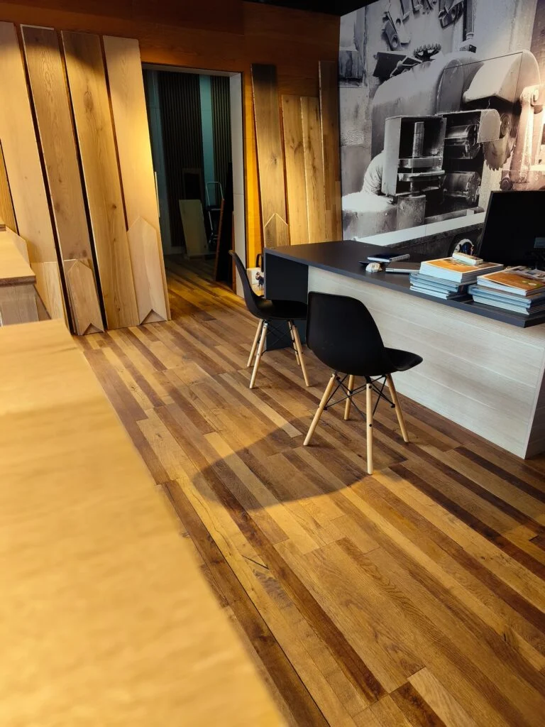 Zona de atención del showroom de Parquets Kino en Vic