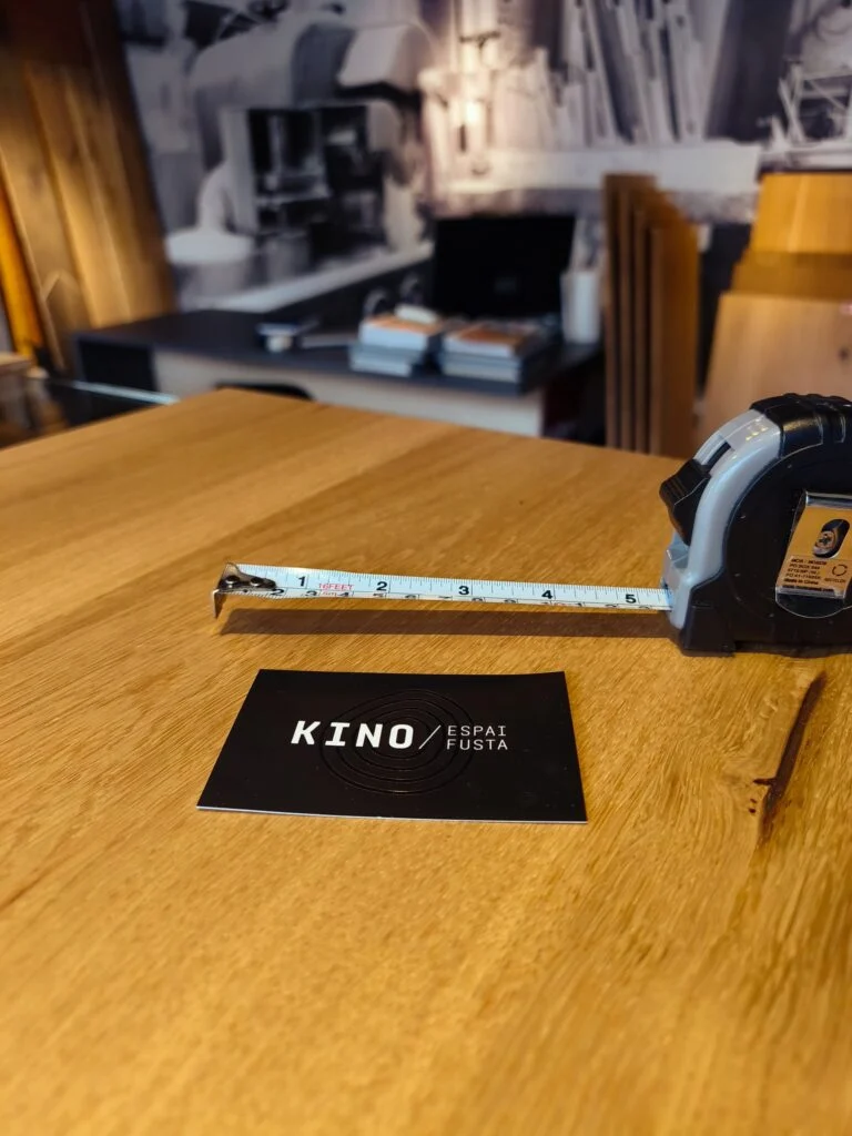 Muestra de madera y metro sobre la mesa del showroom de Vic