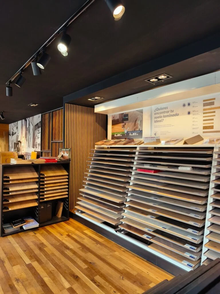Expositores de muestras de suelo en el showroom de Vic