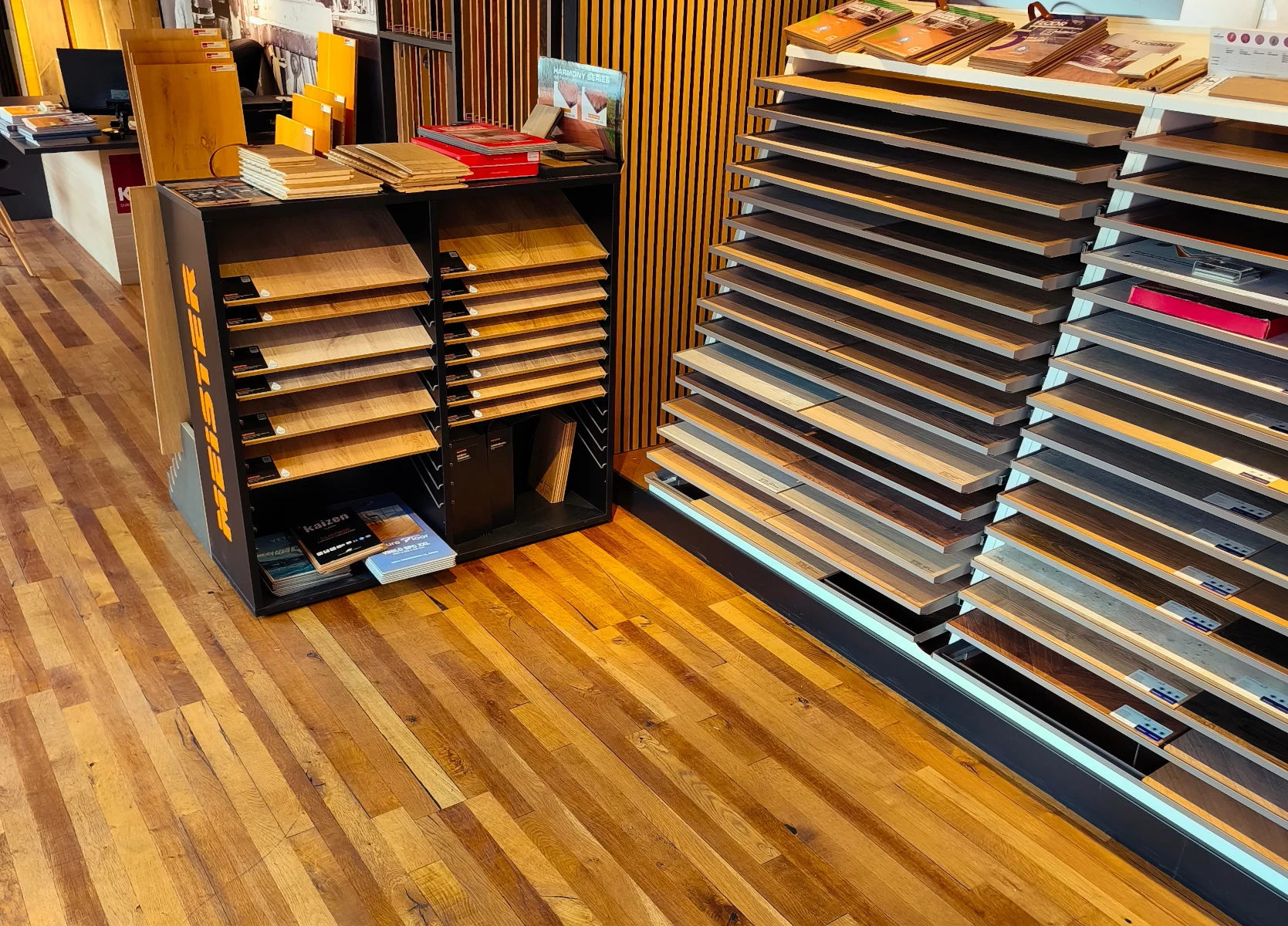 Muestrario de parquet en el showroom de Vic