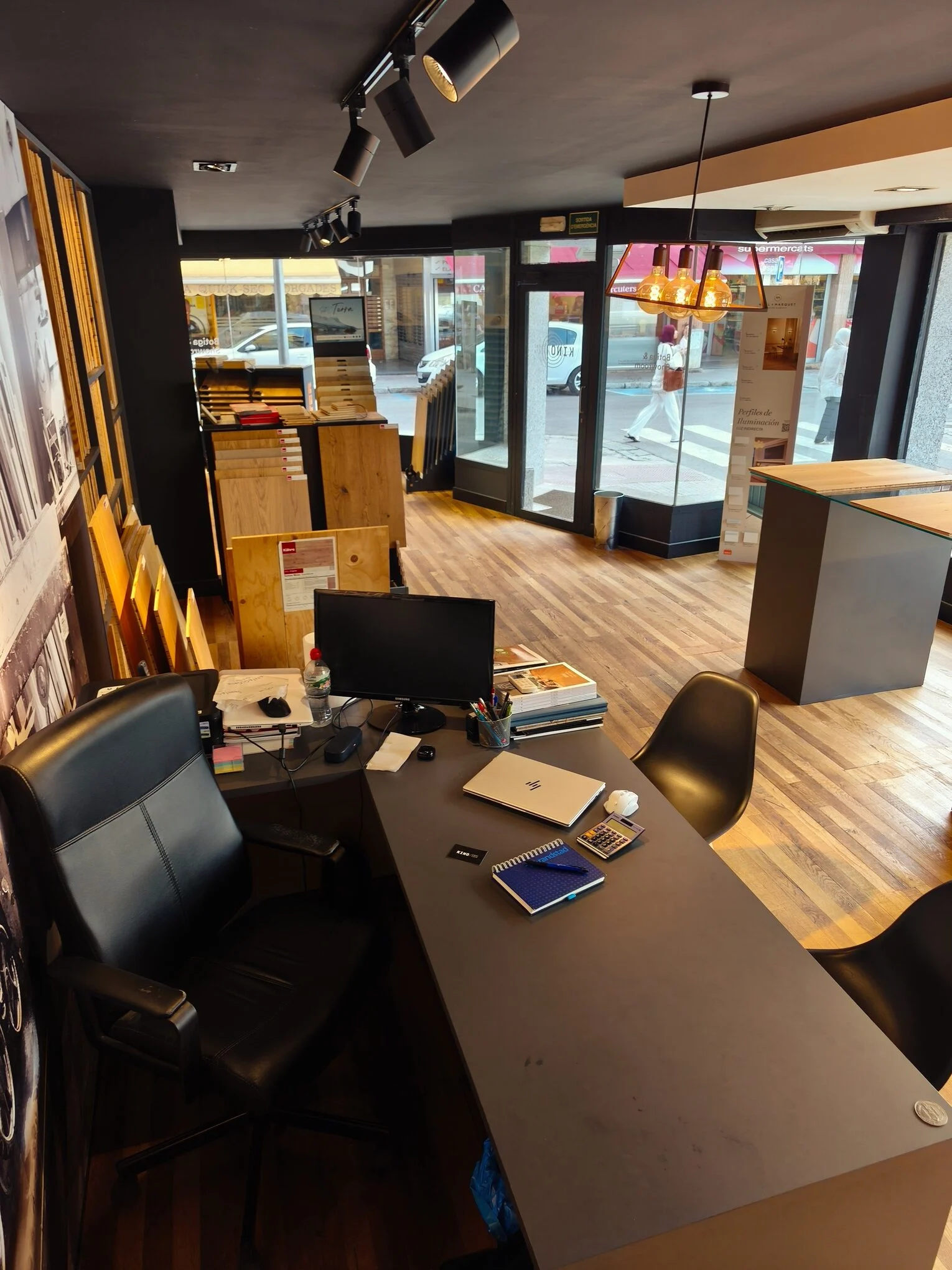 Mesa de trabajo y escaparate del showroom de Vic