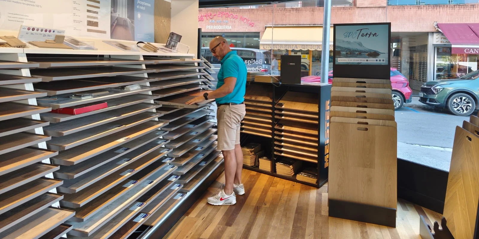 Muestrario de suelos en el showroom de Parquets Kino