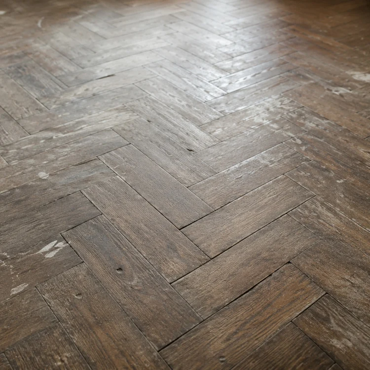 Parquet en espiga desgastado antes de la restauración