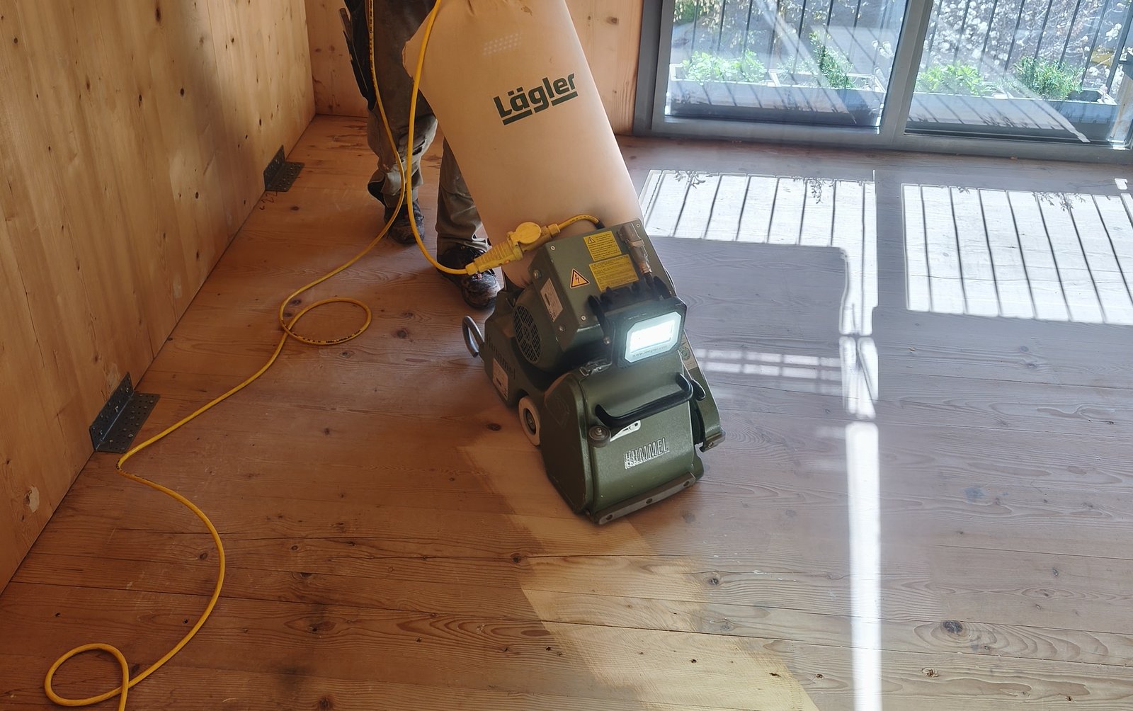 máquina acuchillando parquet