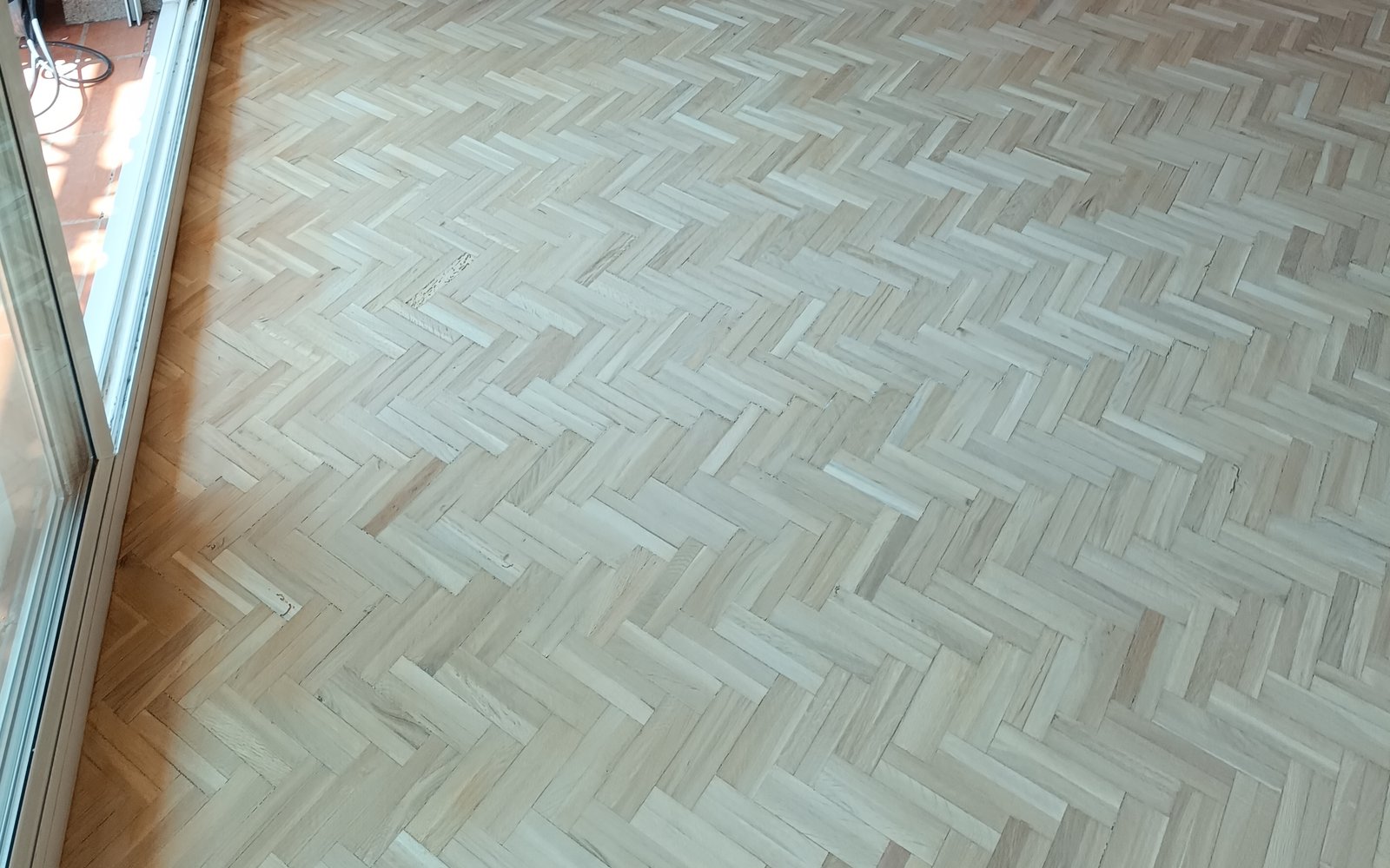 Suelo de parquet de roble instalado en espiga en una vivienda