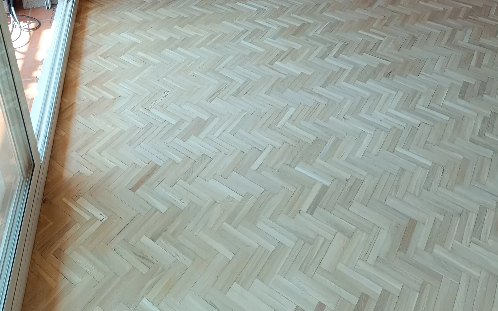 Suelo de parquet de roble instalado en espiga en una vivienda