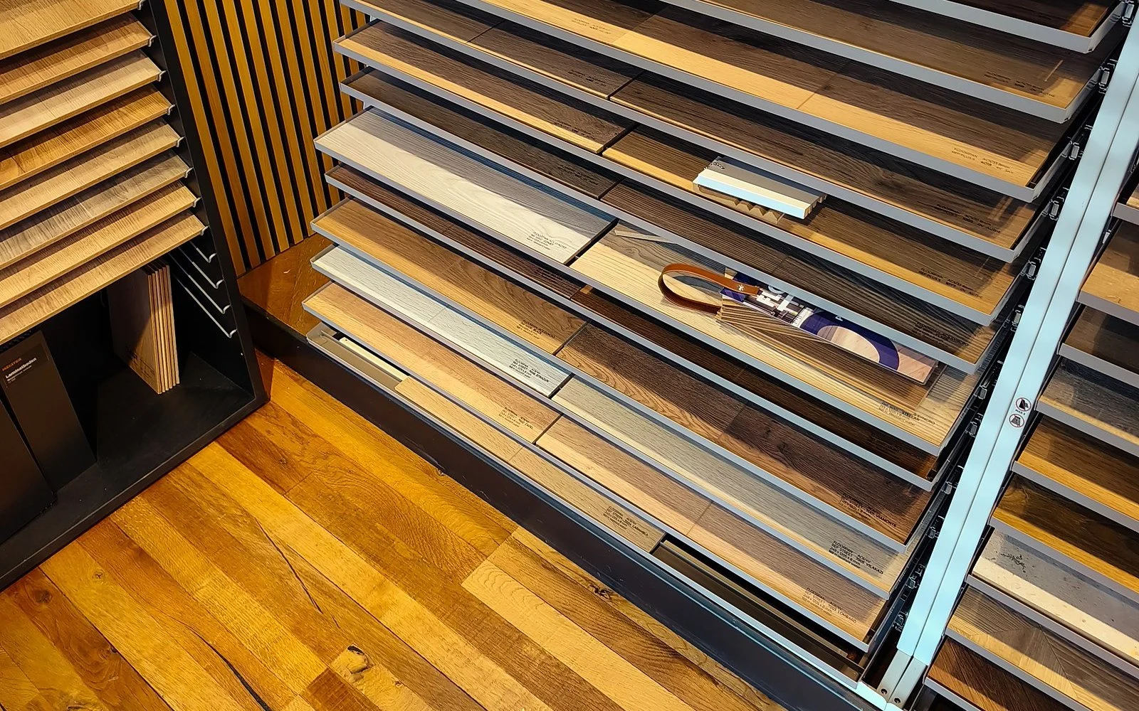 Muestras de suelo laminado Meister en el showroom de Parquets Kino en Vic