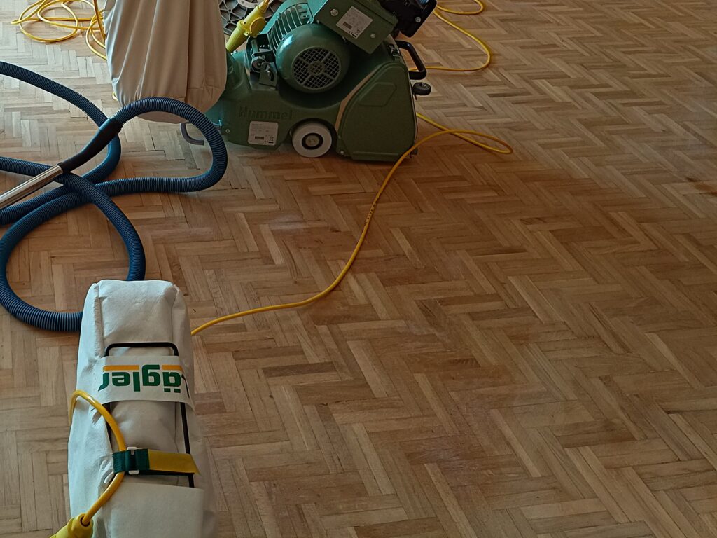 Parquet macizo de roble en espiga a medio acuchillar con equipo Lägler Hummel