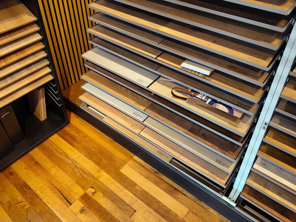 Expositor de suelo laminado Meister en el showroom de Parquets Kino en Vic