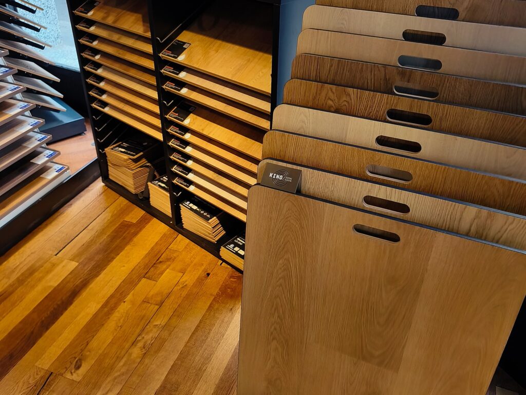 Expositor de suelo vinílico SPC en el showroom de Parquets Kino