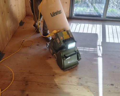 máquina acuchillando parquet