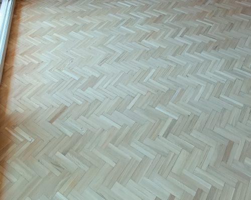 Suelo de parquet de roble instalado en espiga en una vivienda