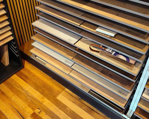 Muestras de suelo laminado Meister en el showroom de Parquets Kino en Vic