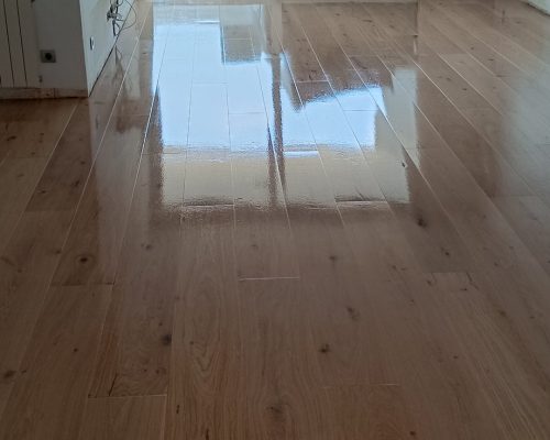 Instal·lació de tarima flotant crua XXL amb acabat invisible a Barcelona