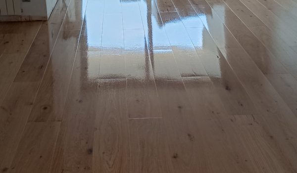 Instalación de tarima flotante cruda XXL con acabado invisible en Barcelona