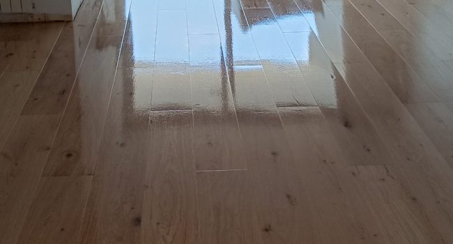 Instalación de tarima flotante cruda XXL con acabado invisible en Barcelona