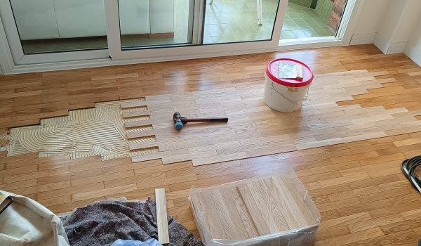 Reparación de parquet encolado de tablilla de roble en Barcelona