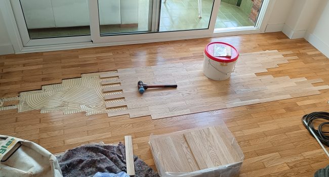 Reparación de parquet encolado de tablilla de roble en Barcelona