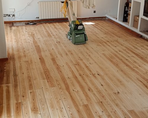 Restauració amb escatat de tarima de Flandes a Teià