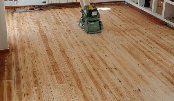 Restauración con lijado de tarima de Flandes en Teià