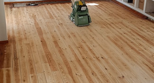 Restauración con lijado de tarima de Flandes en Teià