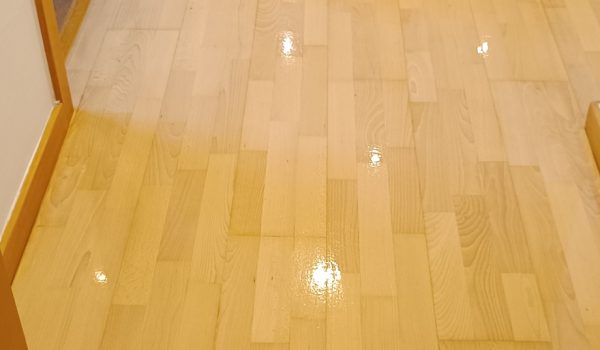Restauración tarima flotante de Arce Caldes d’Estrac
