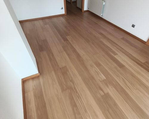 Restauració de tarima flotant de roure d’una lama a Badalona